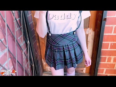 ❤️ Msichana wa shule Ananyonya Dick yake kwa kina na kutombana badala ya madarasa. ❌ ❤