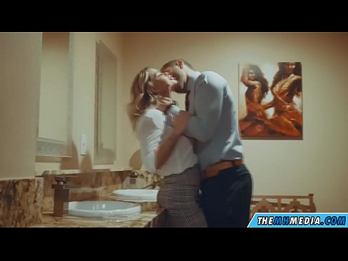 ❤️ Wakati blonde mwenye busty anakutongoza kwenye choo cha umma ❌ ❤